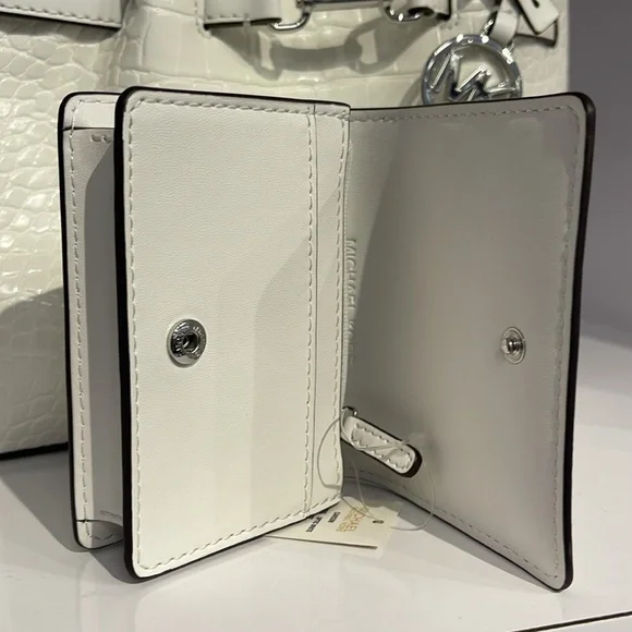 MICHAEL KORS Carson Small Pebbled Leather Wallet
OPTIC WHITE
NWT - Picture 13 of 16